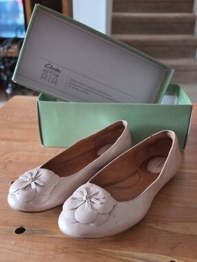 Clarks Women’s Beige Leather Flower Ballet Flats